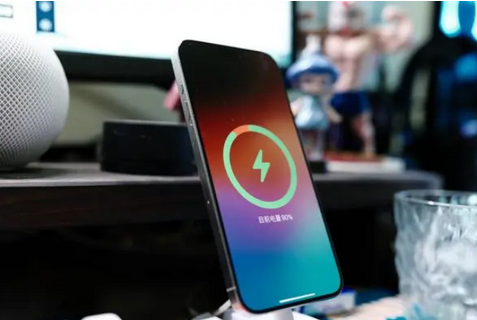 贞丰苹果15换屏服务分享用什么充电器给iPhone15充电更好 